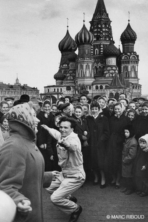 Так выглядела красная площадь после оглашения новости о покорении космоса человеком. 04