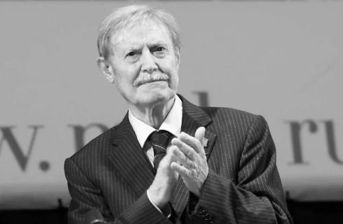 Я не представляю свою жизнь без театра и без моих любимых домашних питомцев. 01