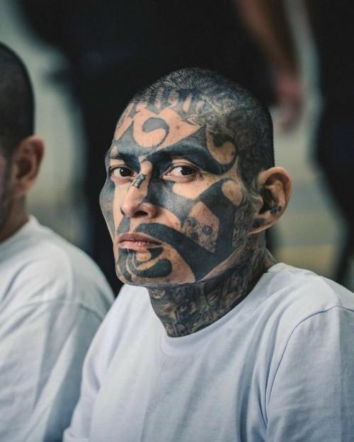 Исторический момент: сразу 486 участников банды MS - 13 одновременно предстали перед судом в одном зале. 01 Исторический момент: сразу 486 участников банды MS - 13 одновременно предстали перед судом в одном зале. 01