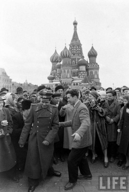 Так выглядела красная площадь после оглашения новости о покорении космоса человеком. 02