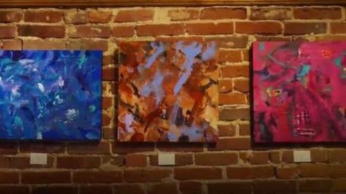 Конь метро научился рисовать и заработал на свое лечение. 06