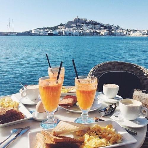 Внимание!  Только в том случае, если и есть на свете такая штука, как абсолютное счастье, то это ощущение, что ты - в правильном месте. 01
