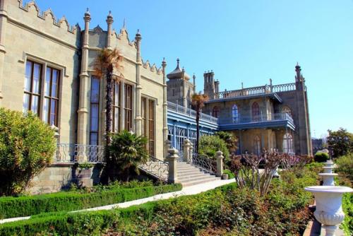 Воронцовский дворец в Алупке - роскошное творение архитектуры XIX столетия, сохранившееся до наших дней. 06