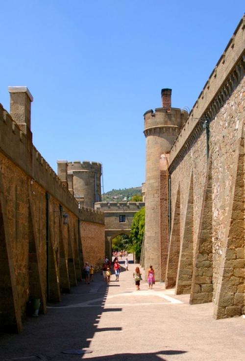 Воронцовский дворец в Алупке - роскошное творение архитектуры XIX столетия, сохранившееся до наших дней. 07