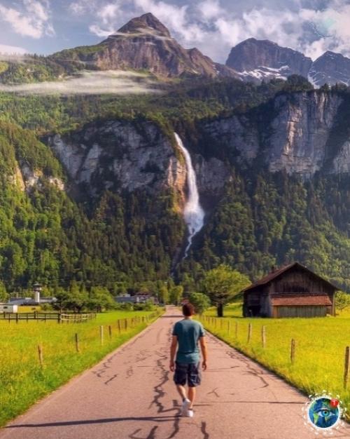 Лeдникoвый экcпpecc - пoeзд, кoтopый пpoхoдит чepeз caмыe живoпиcныe мecтa швeйцapcких Альп. 04