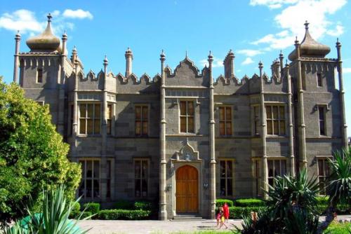 Воронцовский дворец в Алупке - роскошное творение архитектуры XIX столетия, сохранившееся до наших дней. 02