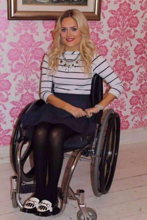 После того, как 25-летняя Джордан бон попала в автомобильную аварию 10 лет тому назад, у неё возник паралич ног. 06