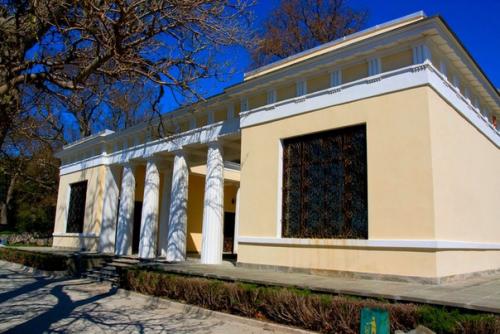 Воронцовский дворец в Алупке - роскошное творение архитектуры XIX столетия, сохранившееся до наших дней. 09