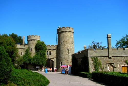 Воронцовский дворец в Алупке - роскошное творение архитектуры XIX столетия, сохранившееся до наших дней. 04