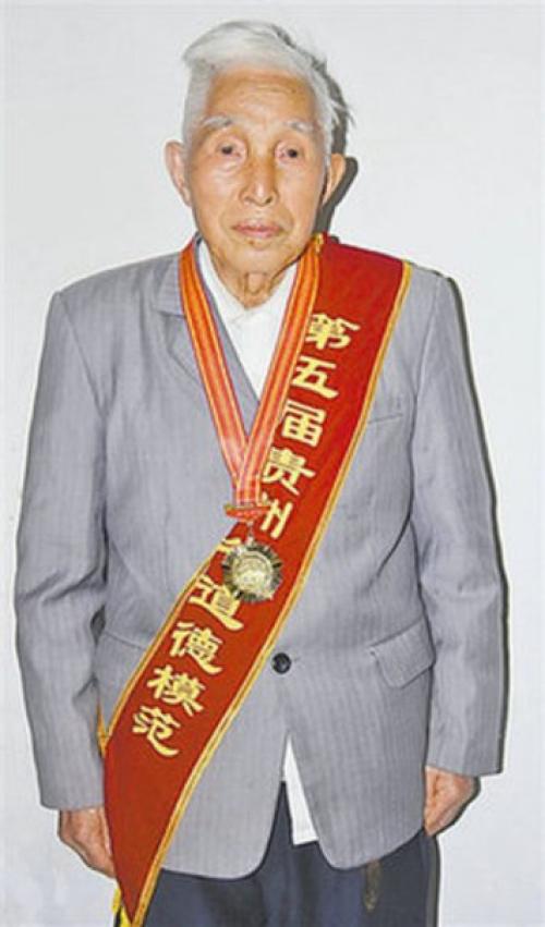 В Китае часовой 40 лет охранял забытый всеми объект.