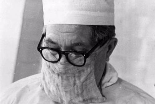 Доктор синяков - ангел из нацистского концлагеря.