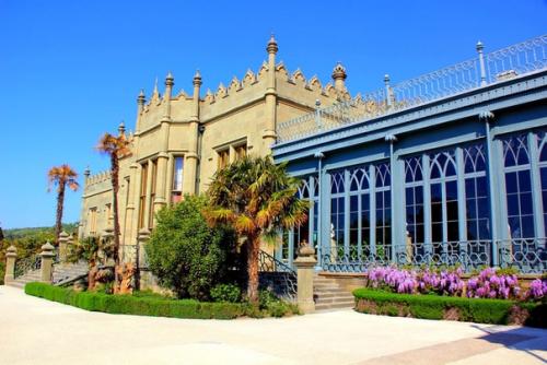 Воронцовский дворец в Алупке - роскошное творение архитектуры XIX столетия, сохранившееся до наших дней. 01