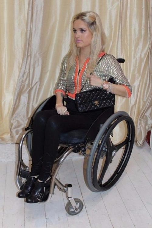 После того, как 25-летняя Джордан бон попала в автомобильную аварию 10 лет тому назад, у неё возник паралич ног. 03