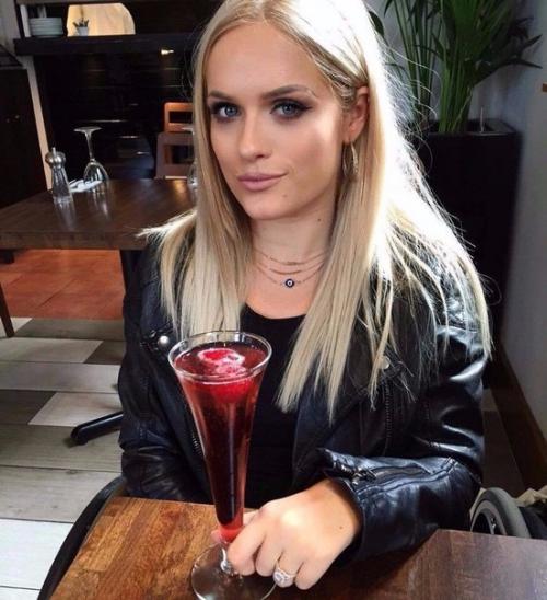 После того, как 25-летняя Джордан бон попала в автомобильную аварию 10 лет тому назад, у неё возник паралич ног. 04