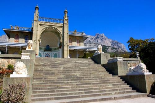 Воронцовский дворец в Алупке - роскошное творение архитектуры XIX столетия, сохранившееся до наших дней.