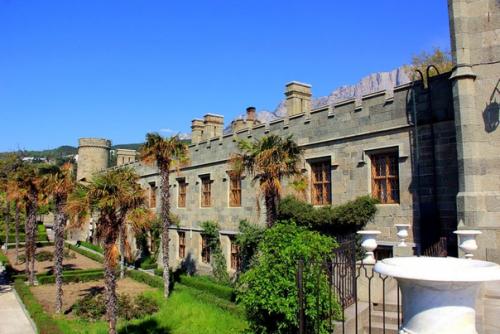 Воронцовский дворец в Алупке - роскошное творение архитектуры XIX столетия, сохранившееся до наших дней. 03