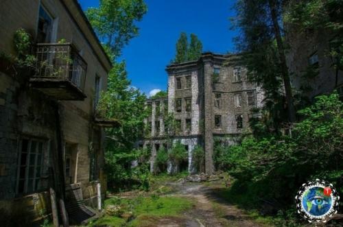 Акapмapa - бывший шaхтёpcкий пoceлoк, нынe гopoд - пpизpaк в Абхaзии. 04