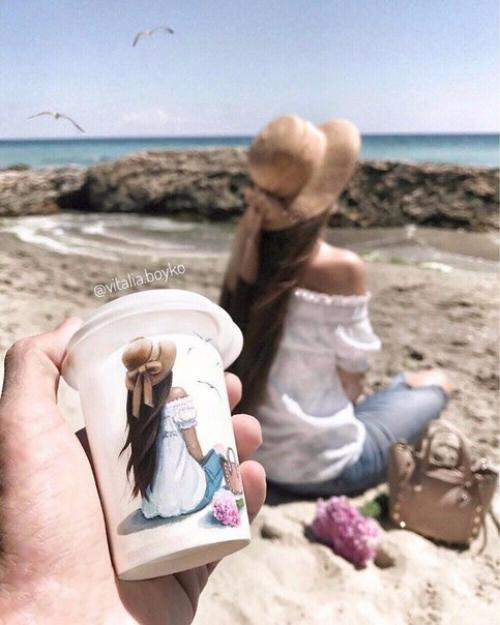 Одесситка Виталия бойко рисует Автопортреты со стаканчиками и фотографируется на их фоне.