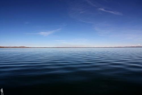 Титикака - высокогорное озеро, расположенное на высоте 3812 метров в Андах на границе двух южноамериканских государств - Боливии и перу. 01