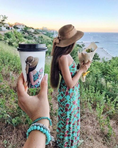 Одесситка Виталия бойко рисует Автопортреты со стаканчиками и фотографируется на их фоне. 04