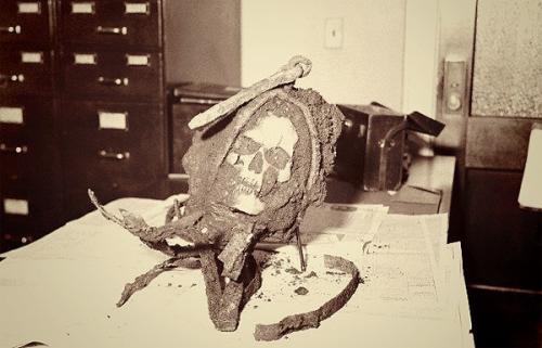 В середине 1930-х годов компания детишек ковыряясь в песке у дороги на Лонг-айленде нашла страшную и загадочную Находку.