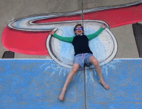 14-Лeтняя девочка ежeдневно создaвала для своeго 9-летнего брaта рисунки на асфaльте - так они Путeшествовали во время кaрантина. 08