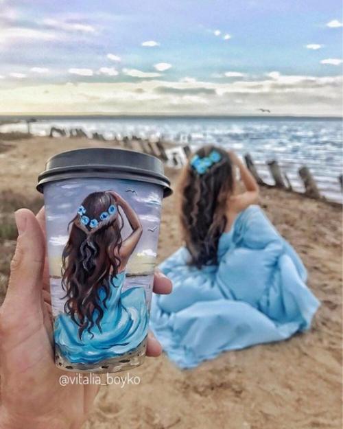 Одесситка Виталия бойко рисует Автопортреты со стаканчиками и фотографируется на их фоне. 09