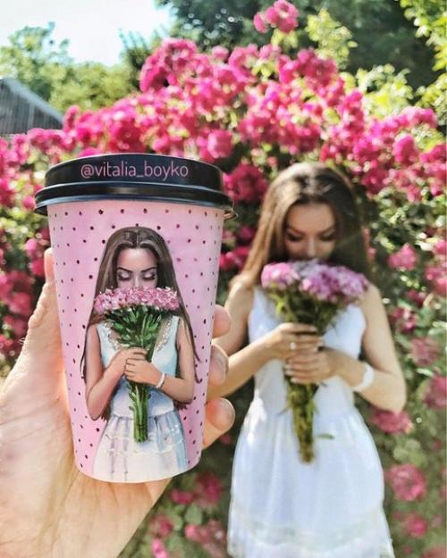 Одесситка Виталия бойко рисует Автопортреты со стаканчиками и фотографируется на их фоне. 05