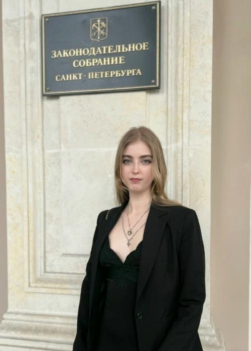 Учительницу из Петербурга, обвиняемую в совращении школьников, признали вменяемой. 
