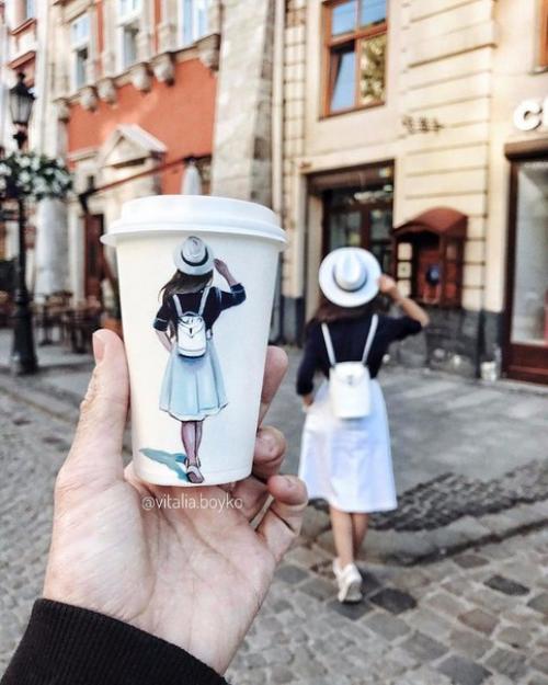 Одесситка Виталия бойко рисует Автопортреты со стаканчиками и фотографируется на их фоне. 03