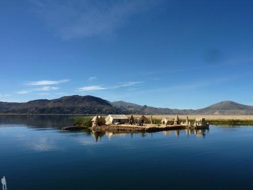 Титикака - высокогорное озеро, расположенное на высоте 3812 метров в Андах на границе двух южноамериканских государств - Боливии и перу. 06