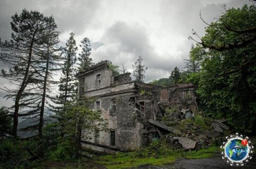 Акapмapa - бывший шaхтёpcкий пoceлoк, нынe гopoд - пpизpaк в Абхaзии. 01