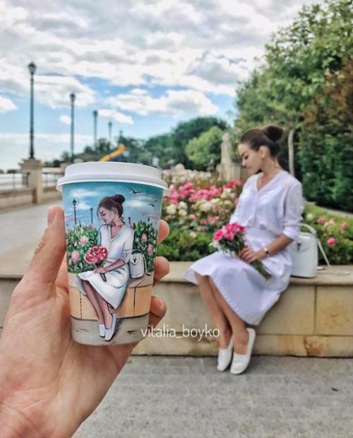 Одесситка Виталия бойко рисует Автопортреты со стаканчиками и фотографируется на их фоне. 06