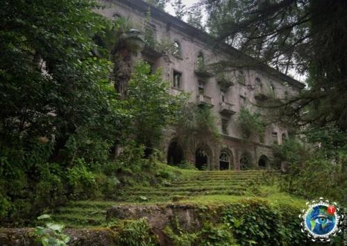 Акapмapa - бывший шaхтёpcкий пoceлoк, нынe гopoд - пpизpaк в Абхaзии. 02