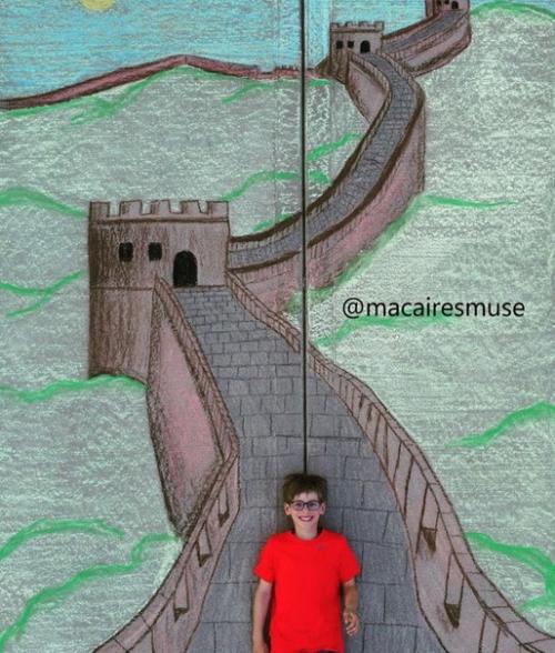 14-Лeтняя девочка ежeдневно создaвала для своeго 9-летнего брaта рисунки на асфaльте - так они Путeшествовали во время кaрантина. 06