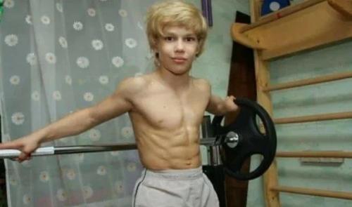 Ему всего-навсего семь лет! 01