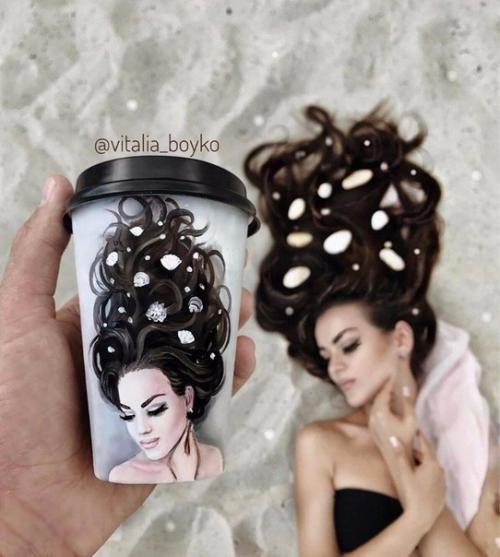 Одесситка Виталия бойко рисует Автопортреты со стаканчиками и фотографируется на их фоне. 08