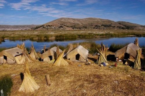 Титикака - высокогорное озеро, расположенное на высоте 3812 метров в Андах на границе двух южноамериканских государств - Боливии и перу. 02
