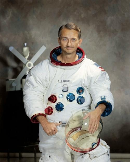 В 1973 году этот астронавт входил в экипаж американской орбитальной станции Скайлэб. 01
