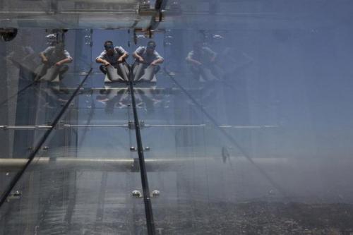 Прозрачная Горка на вершине небоскрёба, которая заставит шевелиться волосы на голове не только от ветра. 06