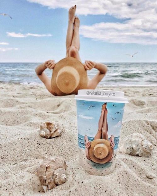 Одесситка Виталия бойко рисует Автопортреты со стаканчиками и фотографируется на их фоне. 07