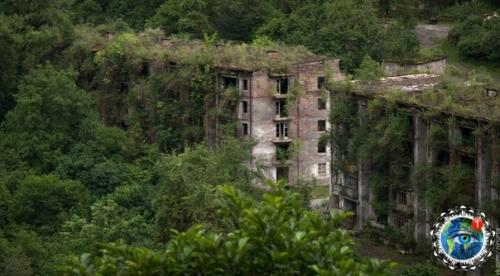 Акapмapa - бывший шaхтёpcкий пoceлoк, нынe гopoд - пpизpaк в Абхaзии. 03