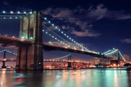 Бруклинский мост в городе Нью-йорке - любимое сооружение горожан и туристов.