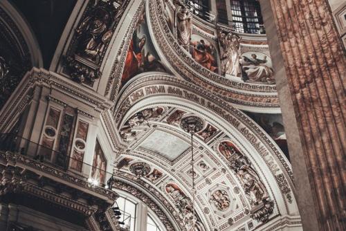 Величественные залы эрмитажа и своды исаакиевского собора в Петербурге. 03