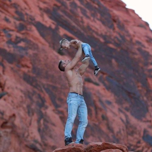 29-Летний акробат Уэйн скивингтон из цирка Cirque du Soleil стал самым популярным отцом - одиночкой инстаграма. 08