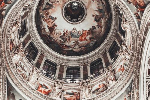 Величественные залы эрмитажа и своды исаакиевского собора в Петербурге. 04