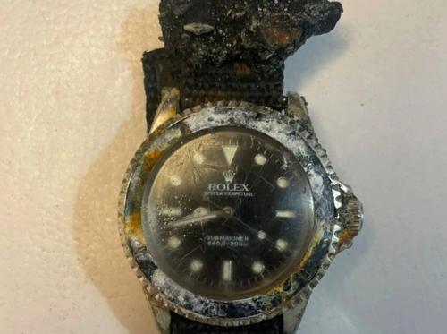 Эти часы годы в воде провели. 01