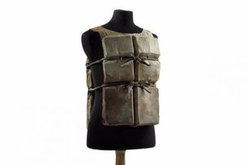 Неиспользованный спасательный жилет со знаменитого лайнера Титаника был куплен на аукционе в Нью-йорке за 68 500 долларов 25 июня 2008 года.