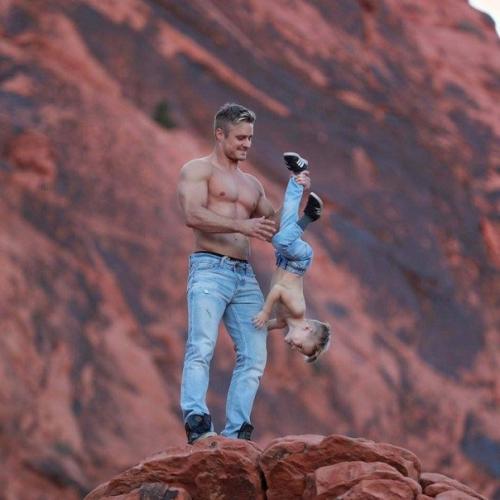 29-Летний акробат Уэйн скивингтон из цирка Cirque du Soleil стал самым популярным отцом - одиночкой инстаграма. 07