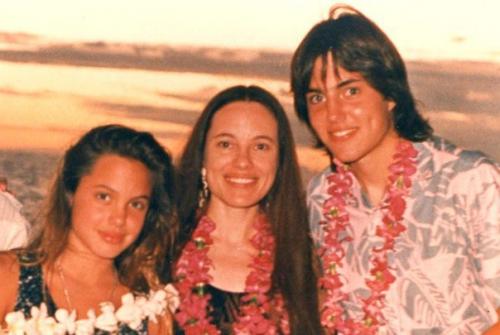 Только в том случае, если верить биографии Джоли, написанной Эндрю Мортоном, у актрисы всегда были сложные отношения с матерью.